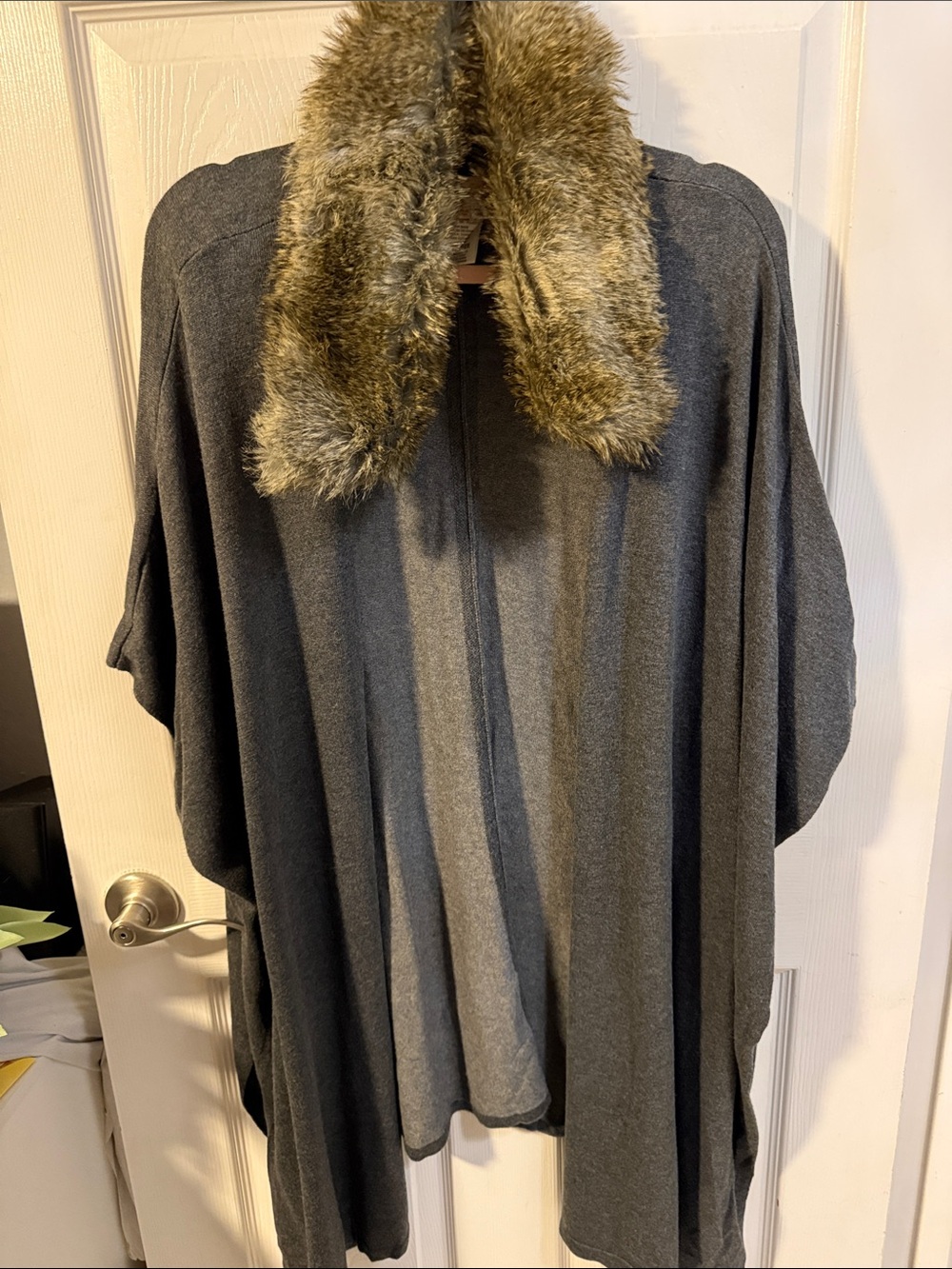 Gibson Latimer Charcoal Gray Sweater Cape with Faux Fur Collar